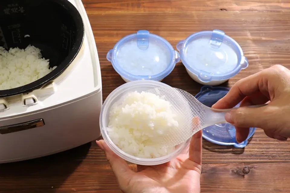 Hướng dẫn bảo quản cơm đúng cách trong tủ lạnh bằng cách chia nhỏ khẩu phần