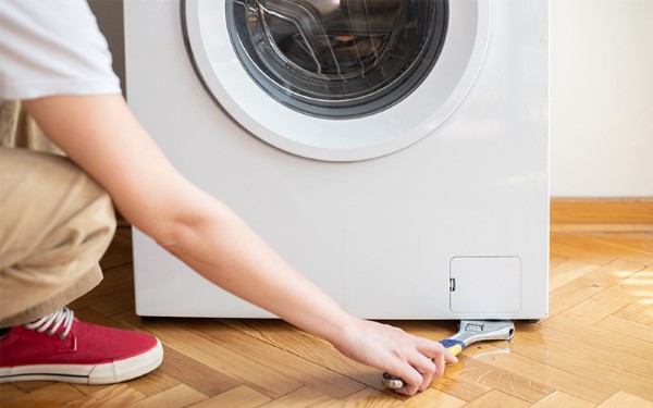 Cân bằng lại vị trí đặt máy giặt để khắc phục lỗi E3 ở máy giặt Toshiba