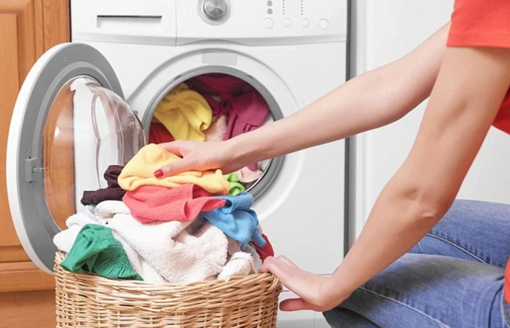 Không quá tải trọng lượng khi giặt đồ cũng là một cách tránh tình trạng lỗi U3 máy giặt Sanyo