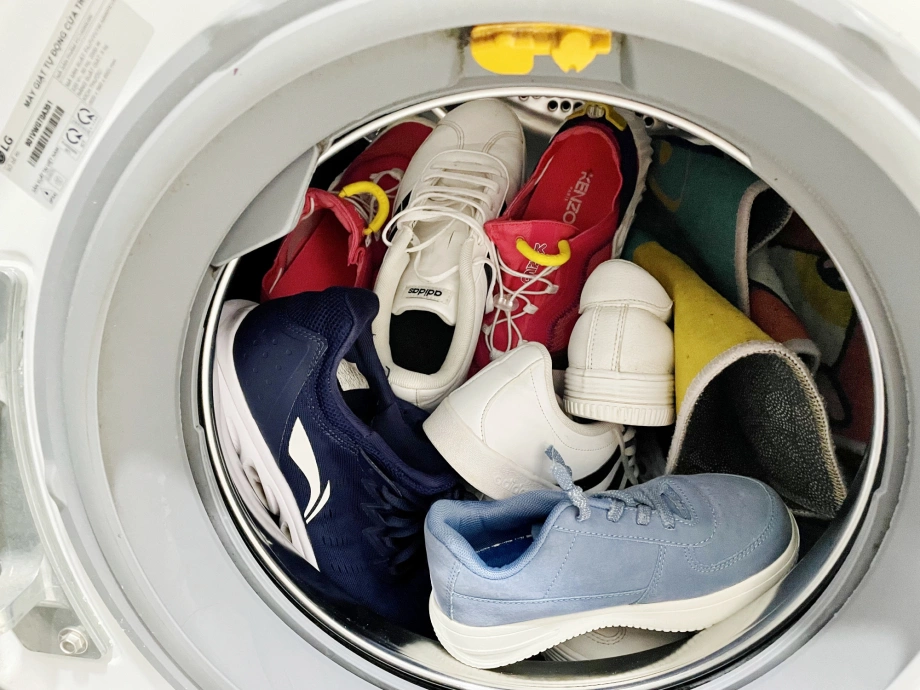 Chuẩn bị trước khi giặt giày bằng máy giặt
