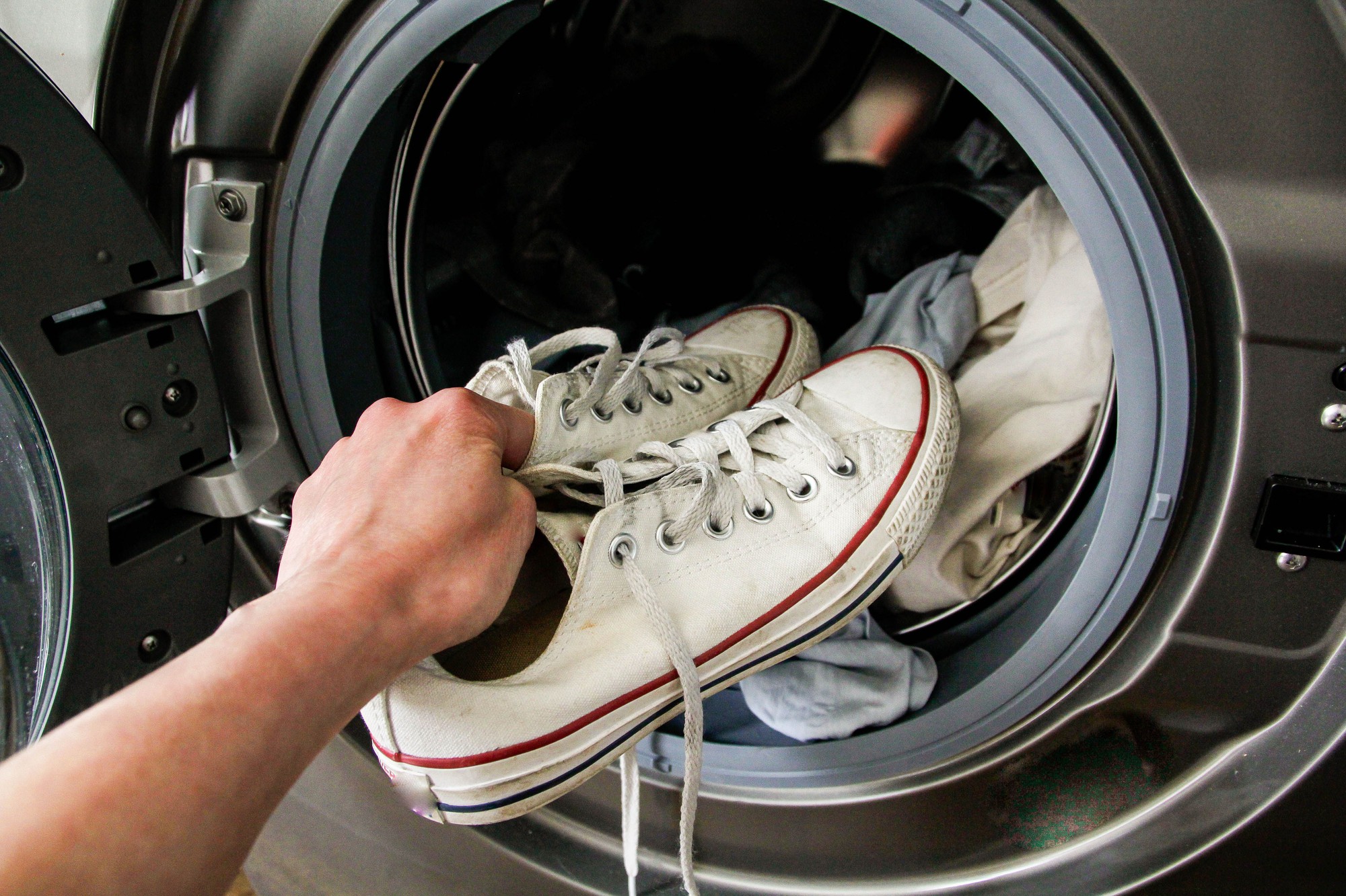 Hướng dẫn cách giặt giày bằng máy giặt siêu đơn giản