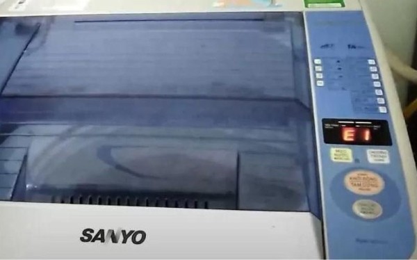 Lỗi E1 trong bảng mã lỗi máy giặt Sanyo