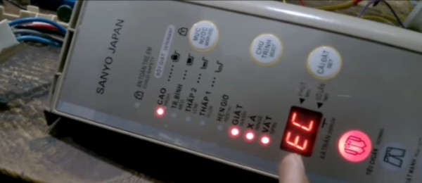 Lỗi EC trong bảng mã lỗi máy giặt Sanyo