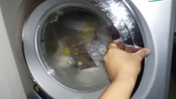 Cách mở cửa máy giặt Electrolux đời cũ khi đang giặt